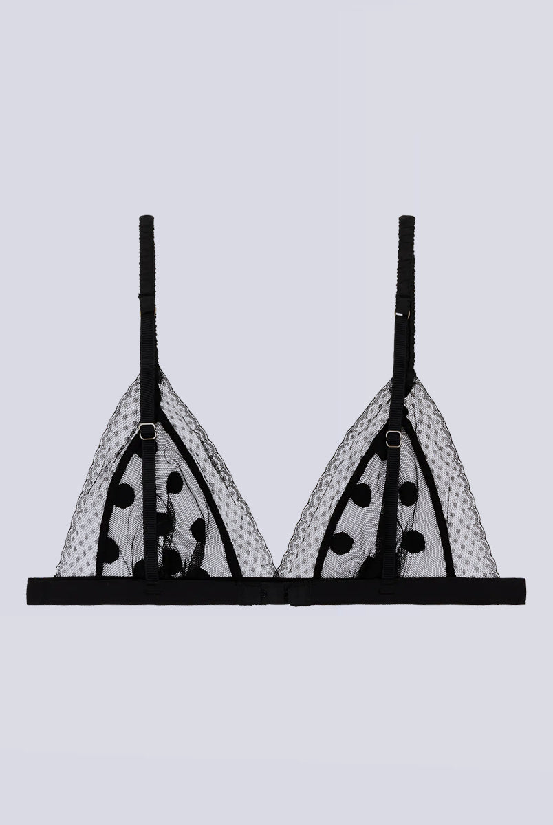 Delikatny, miękki stanik z trójkątnymi miseczkami Love Lace Love Stories. Wykonany z czarnej, siateczkowej tkaniny w kropki. Stanik posiada cienką gumę pod biustem oraz regulowane, marszczone ramiączka. Zapinany na plecach za pomocą haftek.
