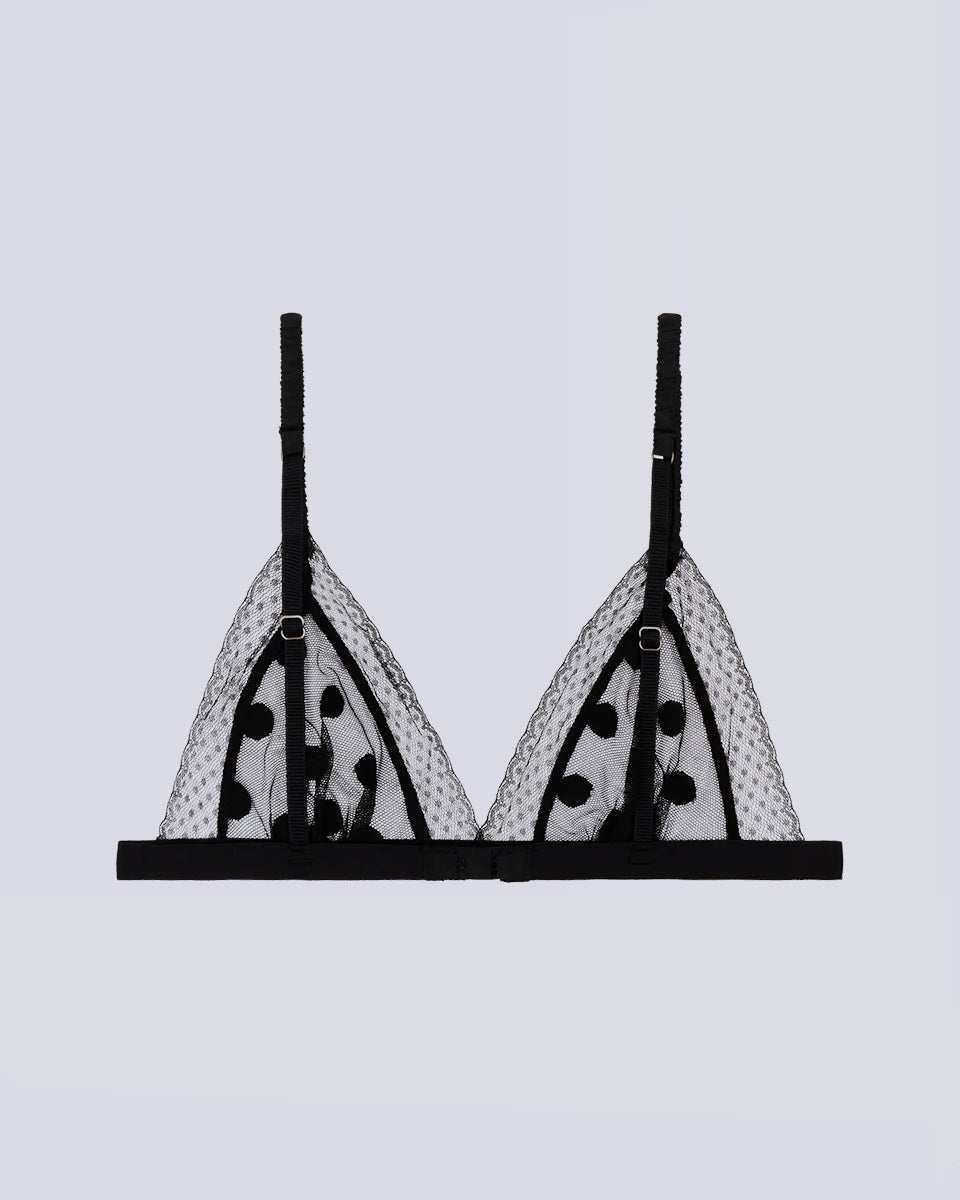 Delikatny, miękki stanik z trójkątnymi miseczkami Love Lace Love Stories. Wykonany z czarnej, siateczkowej tkaniny w kropki. Stanik posiada cienką gumę pod biustem oraz regulowane, marszczone ramiączka. Zapinany na plecach za pomocą haftek.