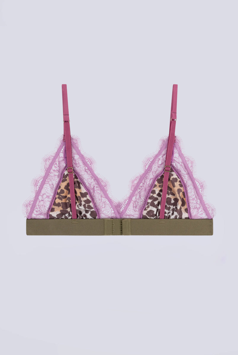 Delikatny, miękki stanik z trójkątnymi miseczkami Love Lace Love Stories. Wykonany ze śliskiej, satynowej tkaniny w panterkę. Miseczki obszyte są delikatną koronką. Stanik posiada szeroką gumę pod biustem oraz regulowane, marszczone ramiączka. Zapinany na plecach za pomocą haftek.