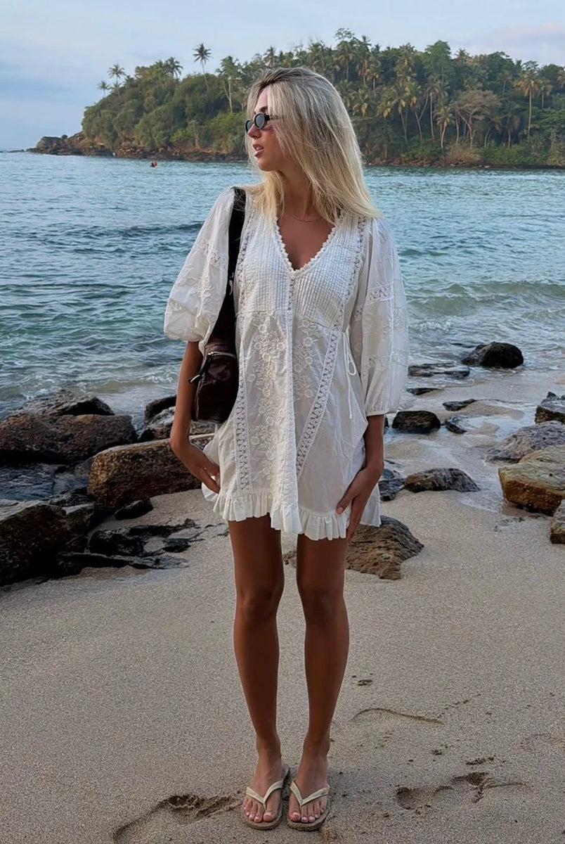 Luźna, kobieca sukienka Mabel Off White marki SISSEL EDELBO wykonana z bawełny organicznej. Posiada dwa wiązania po obu stronach talii umożliwiające regulację. Ma szerokie, balonowe rękawy o długości do łokcia i głęboki dekolt w serek wykończony koronką. Sukienka jest pięknie zdobiona delikatnymi marszczeniami i kwiatowym haftem. U dołu posiada falbankę.
-Zamów sukienkę w swoim standardowym rozmiarze