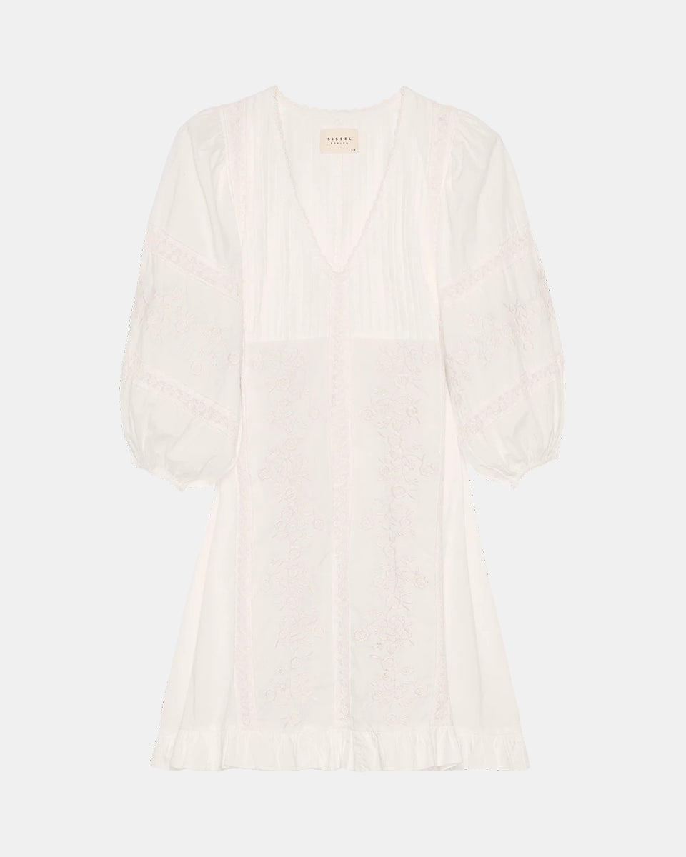 Luźna, kobieca sukienka Mabel Off White marki SISSEL EDELBO wykonana z bawełny organicznej. Posiada dwa wiązania po obu stronach talii umożliwiające regulację. Ma szerokie, balonowe rękawy o długości do łokcia i głęboki dekolt w serek wykończony koronką. Sukienka jest pięknie zdobiona delikatnymi marszczeniami i kwiatowym haftem. U dołu posiada falbankę.
-Zamów sukienkę w swoim standardowym rozmiarze