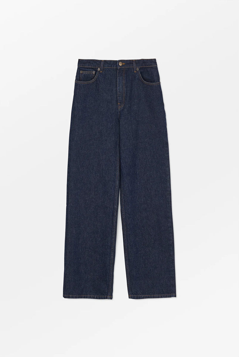 Luźne jeansy Maddy Indigo Blue marki SKALL z wysokim stanem, prostymi nogawkami i klasycznymi, jeansowymi detalami. Posiadają kieszenie, szlufki na pasek i haftowane logo z tyłu w pasie. Jeansy maja standardową długość. Wykonane z bawełny organicznej.
-Prosty krój
-Standardowa długość
-Wybierz rozmiar, który zazwyczaj nosisz