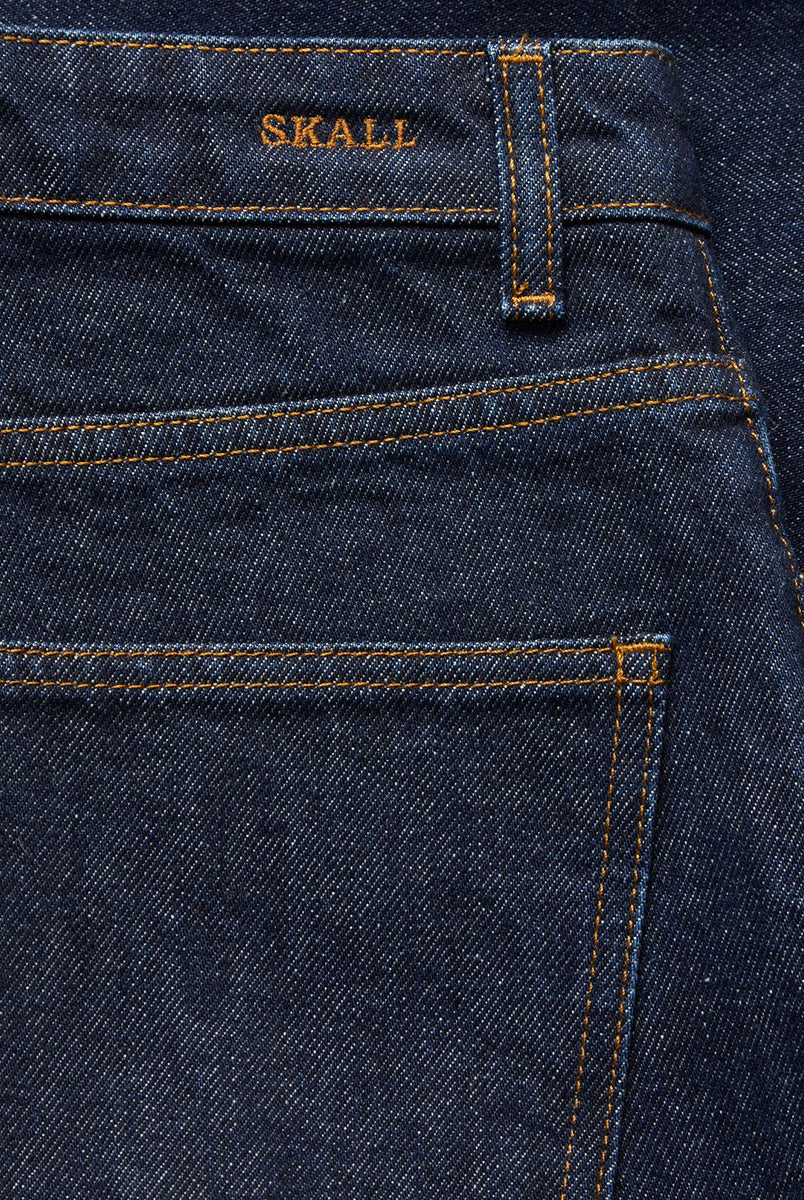 Luźne jeansy Maddy Indigo Blue marki SKALL z wysokim stanem, prostymi nogawkami i klasycznymi, jeansowymi detalami. Posiadają kieszenie, szlufki na pasek i haftowane logo z tyłu w pasie. Jeansy maja standardową długość. Wykonane z bawełny organicznej.
-Prosty krój
-Standardowa długość
-Wybierz rozmiar, który zazwyczaj nosisz