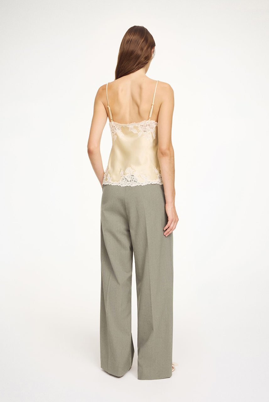 Romantyczny, satynowy top Madeleine Satin Vanilla Cream By Malene Birger z dekoltem w serek i regulowanymi ramiączkami. Ma piękne, koronkowe detale w stylu vintage. Wykonany z niezwykle miękkiej, szybko schnącej i wygodnej w noszeniu tkaniny. Połącz go z eleganckimi spodniami lub z pasującą spódnicą Erika.
-Koronkowe detale
-Dekolt w serek
-Regulowane ramiączka
-Zamów top w swoim normalnym rozmiarze