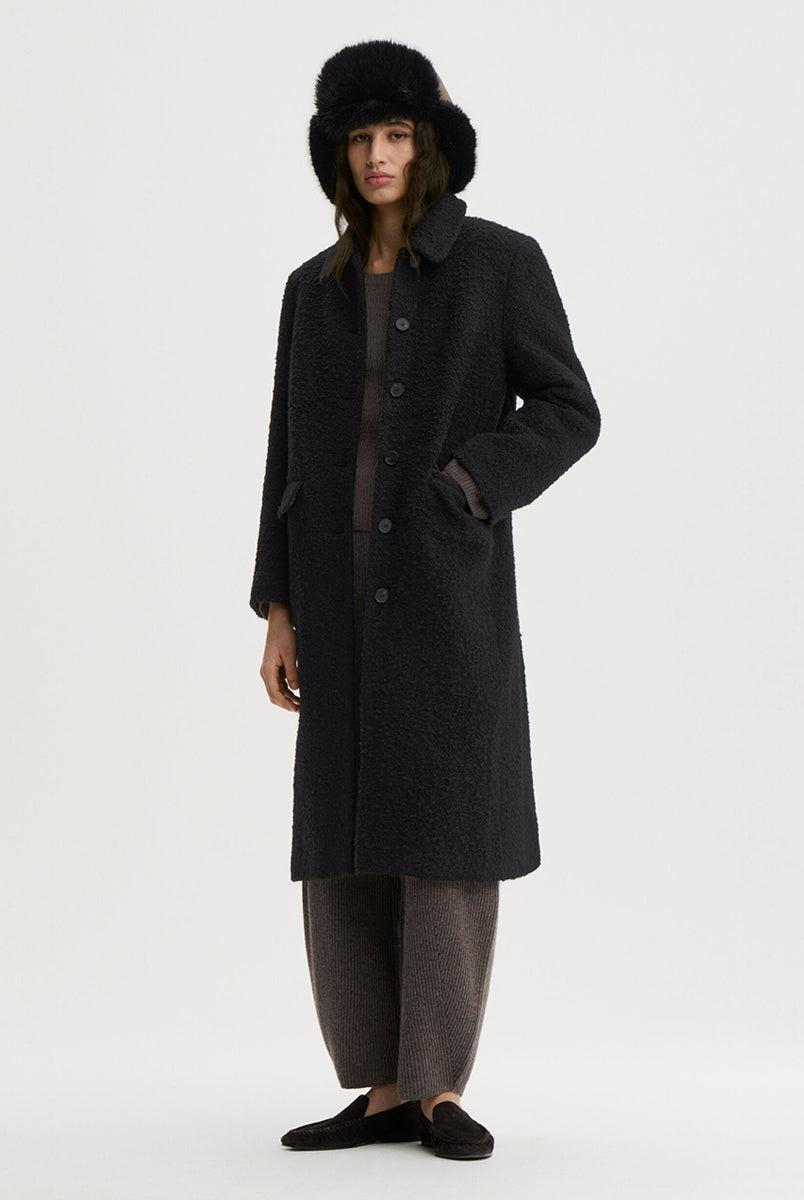 Luźny płaszcz Madera By Malene Birger Black to połączenie ponadczasowej elegancji, dzięki czemu posłuży przez wiele sezonów. Ten model o długości midi, wykonany z przyjemnej w dotyku mieszanki wełny, wyróżnia się zaokrąglonym kołnierzem, zapięciem na guziki, przednimi kieszeniami oraz rozcięciem z tyłu. Idealny wybór na chłodniejsze dni.
-Luźny krój
-Zaokrąglony kołnierz
-W całości w podszewce 