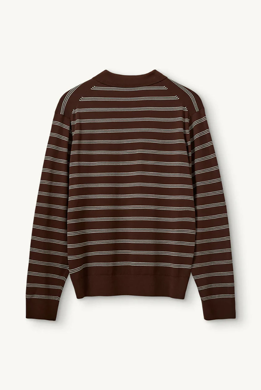 Luźny, dzianinowy longsleeve Madison Polo Espresso/Ecru w głębokim, ciepłym, brązowym odcieniu w paski, z obniżoną linią ramion i klasycznym kołnierzykiem z zapięciem na trzy guziki. Rękawy i dół zakończone są klasycznymi ściągaczami. Ma gładki, drobny splot dzianinowy. Wykonany z tkaniny z wiskozą. Zestaw go z ulubionymi jeansami, aby uzyskać klasyczną, modną stylizację.
-Głęboki, ciepły odcień brązu, paski
-Kołnierzyk z guziczkami
-Tkanina z wiskozą
-Fason OVERSIZE - jeśli chcesz uzyskać efekt j