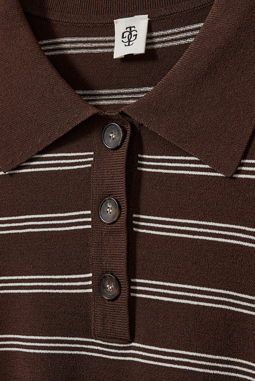 Luźny, dzianinowy longsleeve Madison Polo Espresso/Ecru w głębokim, ciepłym, brązowym odcieniu w paski, z obniżoną linią ramion i klasycznym kołnierzykiem z zapięciem na trzy guziki. Rękawy i dół zakończone są klasycznymi ściągaczami. Ma gładki, drobny splot dzianinowy. Wykonany z tkaniny z wiskozą. Zestaw go z ulubionymi jeansami, aby uzyskać klasyczną, modną stylizację.
-Głęboki, ciepły odcień brązu, paski
-Kołnierzyk z guziczkami
-Tkanina z wiskozą
-Fason OVERSIZE - jeśli chcesz uzyskać efekt j
