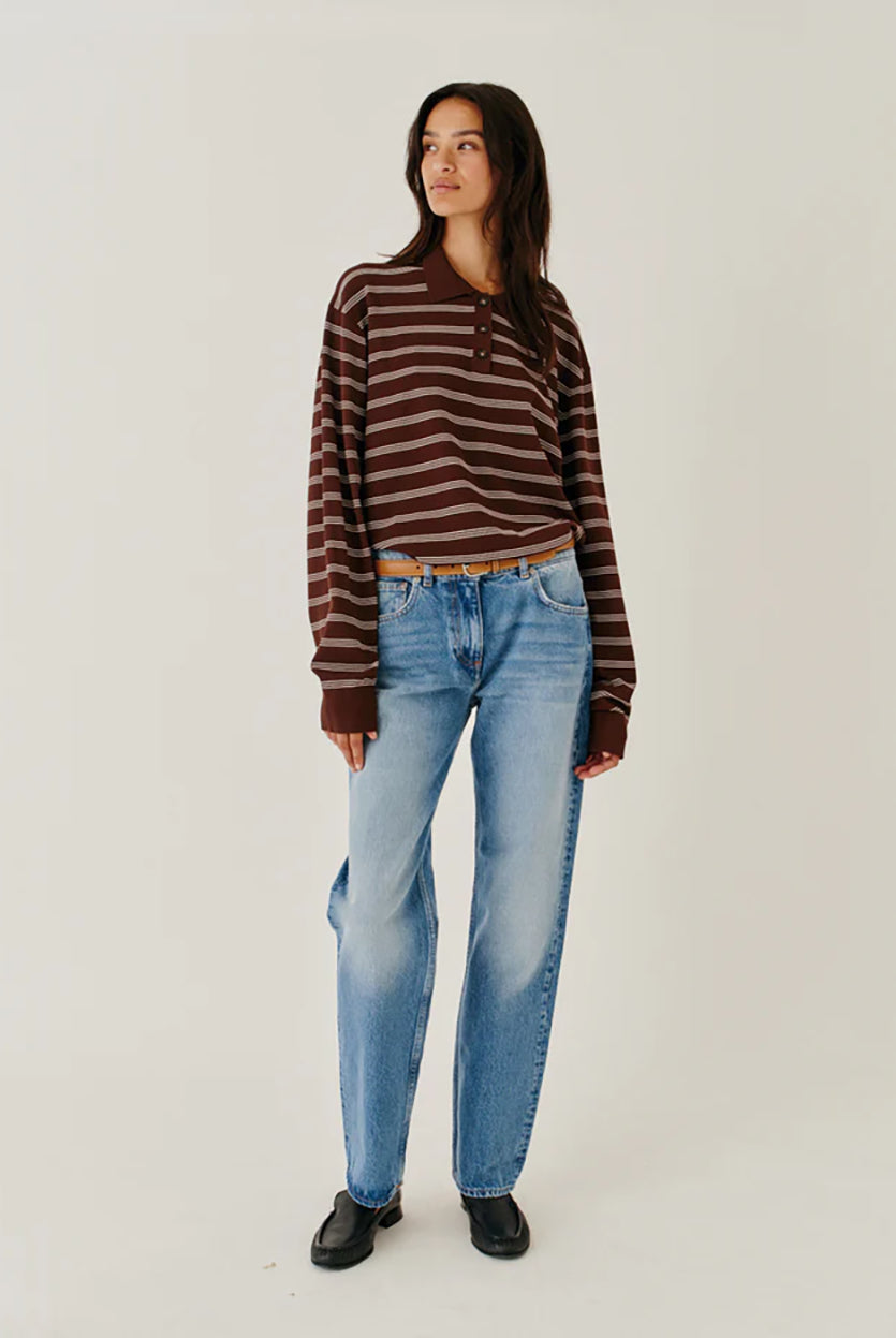 Luźny, dzianinowy longsleeve Madison Polo Espresso/Ecru w głębokim, ciepłym, brązowym odcieniu w paski, z obniżoną linią ramion i klasycznym kołnierzykiem z zapięciem na trzy guziki. Rękawy i dół zakończone są klasycznymi ściągaczami. Ma gładki, drobny splot dzianinowy. Wykonany z tkaniny z wiskozą. Zestaw go z ulubionymi jeansami, aby uzyskać klasyczną, modną stylizację.
-Głęboki, ciepły odcień brązu, paski
-Kołnierzyk z guziczkami
-Tkanina z wiskozą
-Fason OVERSIZE - jeśli chcesz uzyskać efekt j
