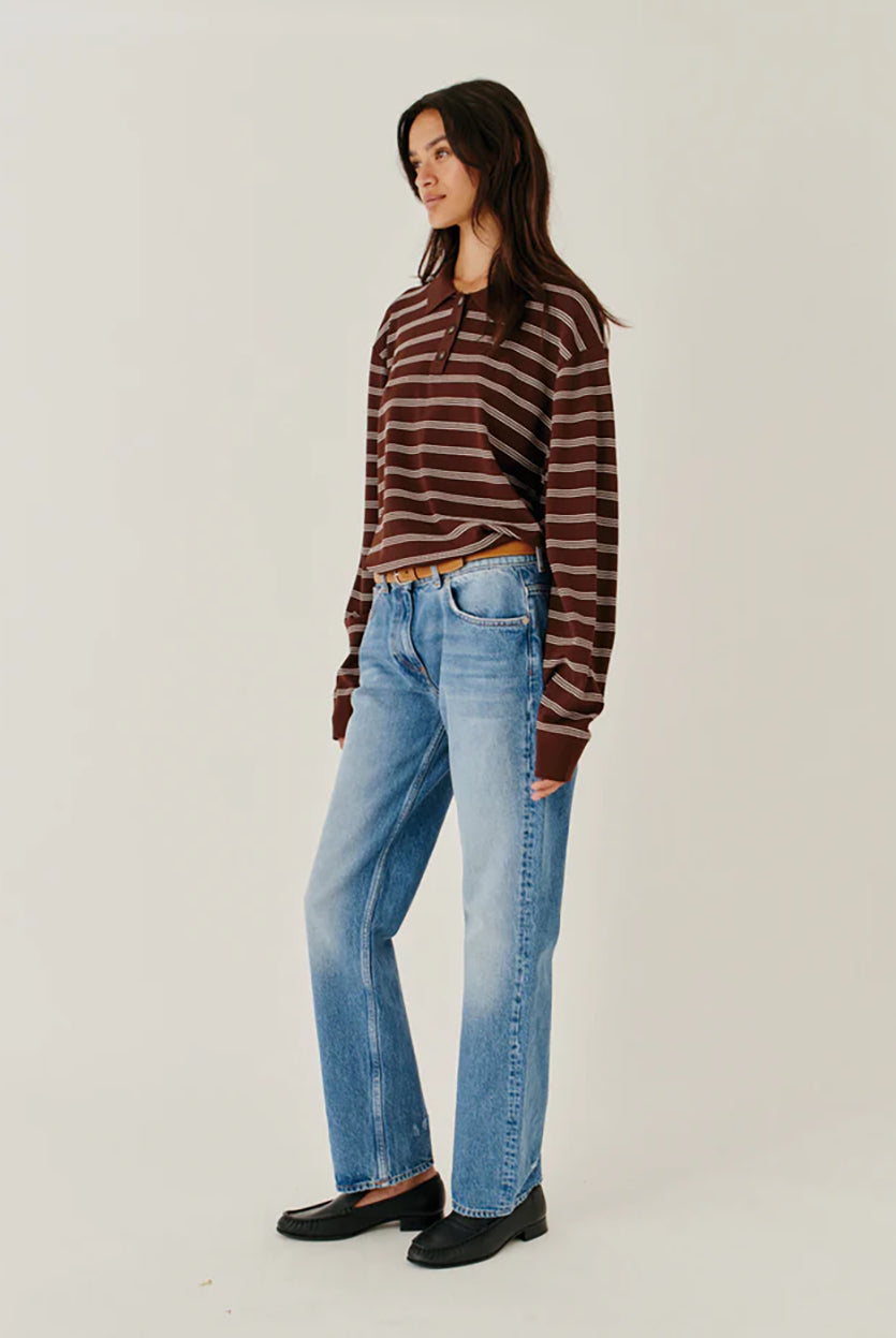 Luźny, dzianinowy longsleeve Madison Polo Espresso/Ecru w głębokim, ciepłym, brązowym odcieniu w paski, z obniżoną linią ramion i klasycznym kołnierzykiem z zapięciem na trzy guziki. Rękawy i dół zakończone są klasycznymi ściągaczami. Ma gładki, drobny splot dzianinowy. Wykonany z tkaniny z wiskozą. Zestaw go z ulubionymi jeansami, aby uzyskać klasyczną, modną stylizację.
-Głęboki, ciepły odcień brązu, paski
-Kołnierzyk z guziczkami
-Tkanina z wiskozą
-Fason OVERSIZE - jeśli chcesz uzyskać efekt j