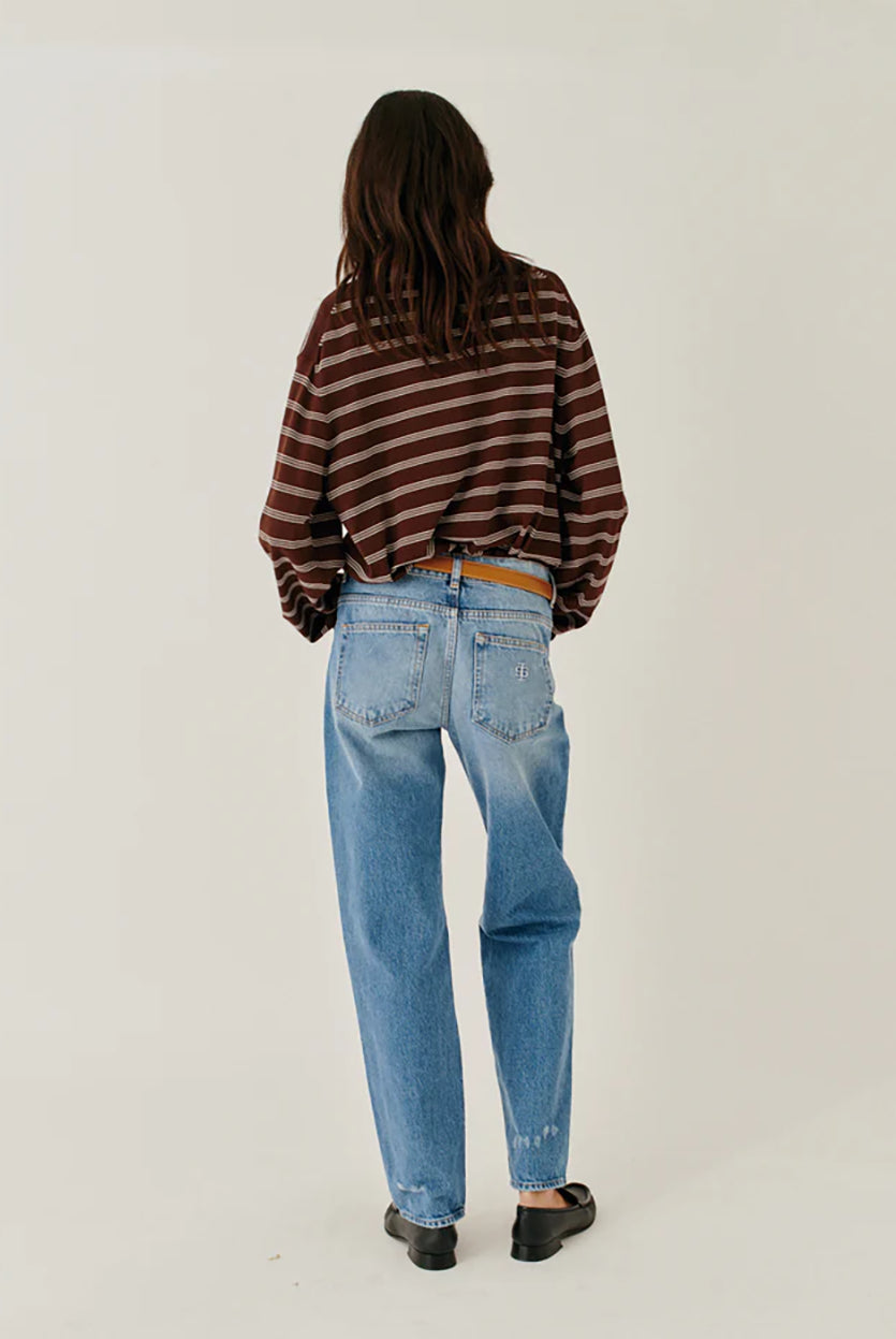 Luźny, dzianinowy longsleeve Madison Polo Espresso/Ecru w głębokim, ciepłym, brązowym odcieniu w paski, z obniżoną linią ramion i klasycznym kołnierzykiem z zapięciem na trzy guziki. Rękawy i dół zakończone są klasycznymi ściągaczami. Ma gładki, drobny splot dzianinowy. Wykonany z tkaniny z wiskozą. Zestaw go z ulubionymi jeansami, aby uzyskać klasyczną, modną stylizację.
-Głęboki, ciepły odcień brązu, paski
-Kołnierzyk z guziczkami
-Tkanina z wiskozą
-Fason OVERSIZE - jeśli chcesz uzyskać efekt j