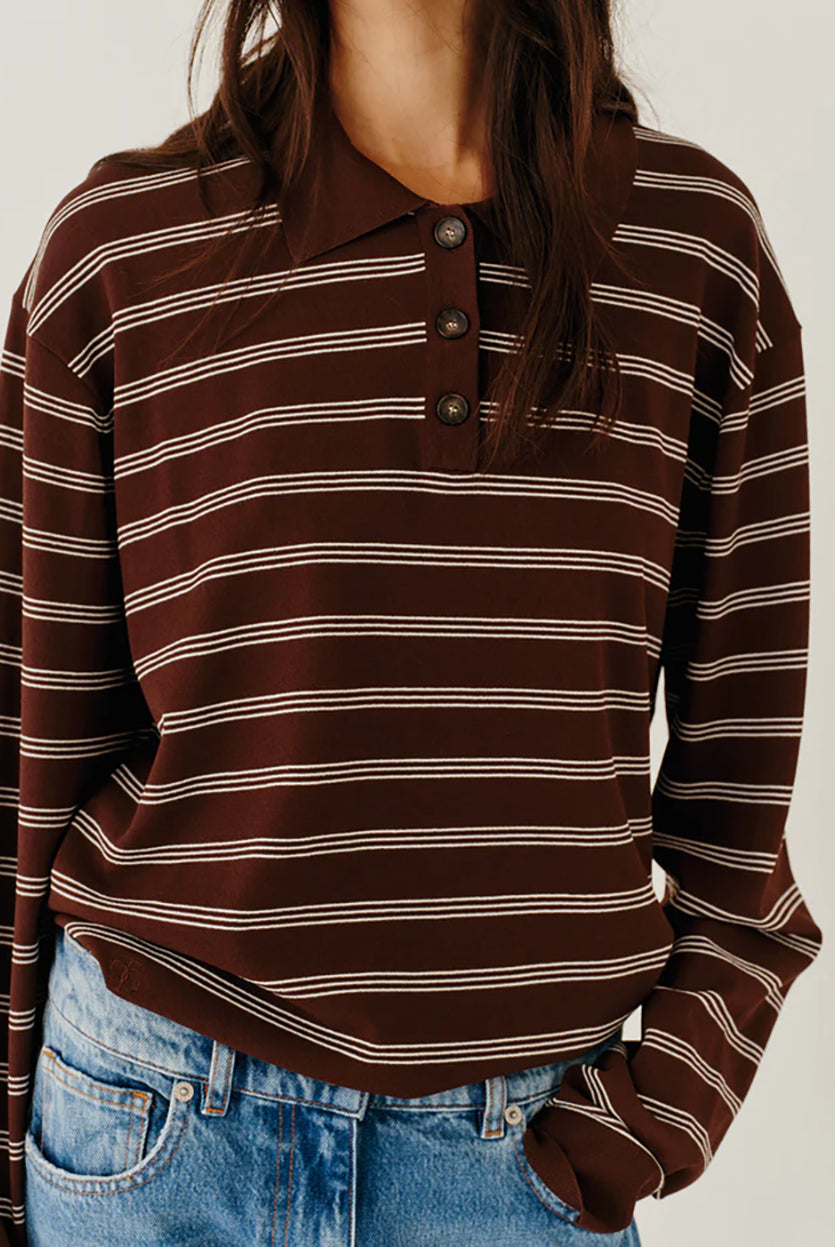 Luźny, dzianinowy longsleeve Madison Polo Espresso/Ecru w głębokim, ciepłym, brązowym odcieniu w paski, z obniżoną linią ramion i klasycznym kołnierzykiem z zapięciem na trzy guziki. Rękawy i dół zakończone są klasycznymi ściągaczami. Ma gładki, drobny splot dzianinowy. Wykonany z tkaniny z wiskozą. Zestaw go z ulubionymi jeansami, aby uzyskać klasyczną, modną stylizację.
-Głęboki, ciepły odcień brązu, paski
-Kołnierzyk z guziczkami
-Tkanina z wiskozą
-Fason OVERSIZE - jeśli chcesz uzyskać efekt j