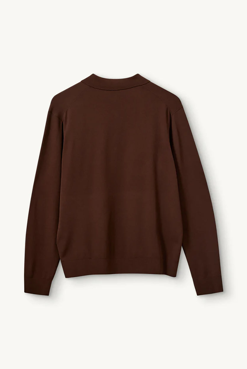 Luźny, dzianinowy longsleeve Madison Polo Espresso w głębokim, ciepłym, brązowym odcieniu z obniżoną linią ramion i klasycznym kołnierzykiem z zapięciem na trzy guziki. Rękawy i dół zakończone są klasycznymi ściągaczami. Ma gładki, drobny splot dzianinowy. Wykonany z tkaniny z wiskozą. Zestaw go z ulubionymi jeansami, aby uzyskać klasyczną, modną stylizację.
-Głęboki, ciepły odcień brązu
-Kołnierzyk z guziczkami
-Tkanina z wiskozą
-Fason OVERSIZE - jeśli chcesz uzyskać efekt jak na modelce - zamów