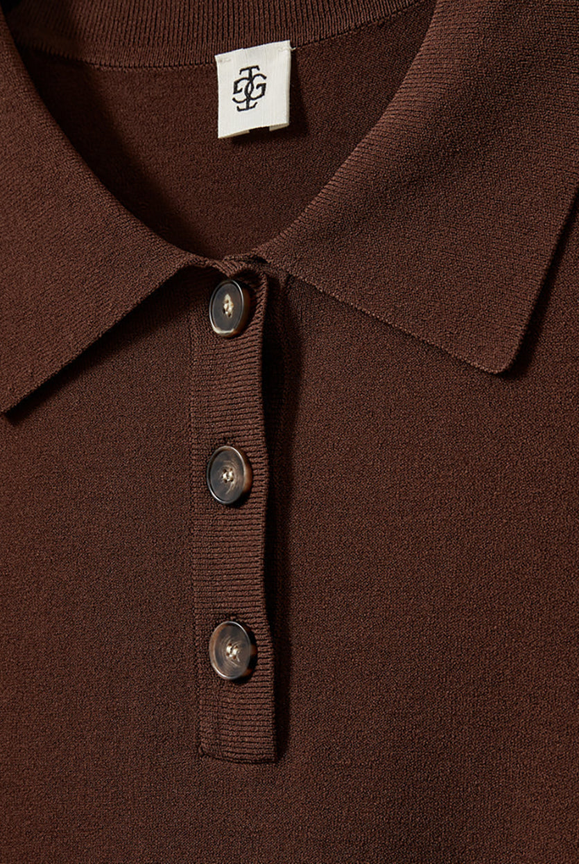 Luźny, dzianinowy longsleeve Madison Polo Espresso w głębokim, ciepłym, brązowym odcieniu z obniżoną linią ramion i klasycznym kołnierzykiem z zapięciem na trzy guziki. Rękawy i dół zakończone są klasycznymi ściągaczami. Ma gładki, drobny splot dzianinowy. Wykonany z tkaniny z wiskozą. Zestaw go z ulubionymi jeansami, aby uzyskać klasyczną, modną stylizację.
-Głęboki, ciepły odcień brązu
-Kołnierzyk z guziczkami
-Tkanina z wiskozą
-Fason OVERSIZE - jeśli chcesz uzyskać efekt jak na modelce - zamów