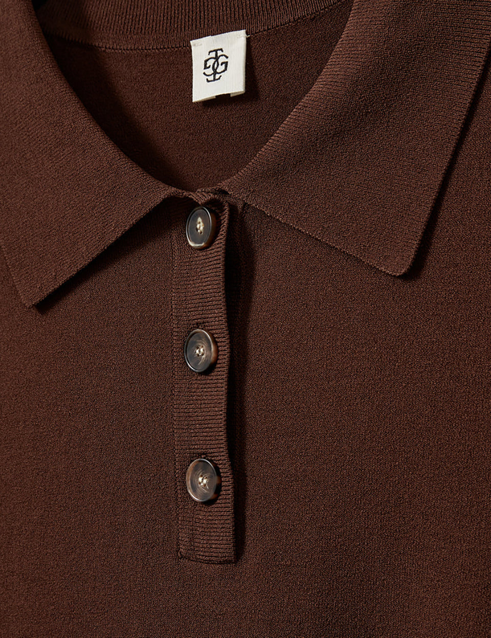 Luźny, dzianinowy longsleeve Madison Polo Espresso w głębokim, ciepłym, brązowym odcieniu z obniżoną linią ramion i klasycznym kołnierzykiem z zapięciem na trzy guziki. Rękawy i dół zakończone są klasycznymi ściągaczami. Ma gładki, drobny splot dzianinowy. Wykonany z tkaniny z wiskozą. Zestaw go z ulubionymi jeansami, aby uzyskać klasyczną, modną stylizację.
-Głęboki, ciepły odcień brązu
-Kołnierzyk z guziczkami
-Tkanina z wiskozą
-Fason OVERSIZE - jeśli chcesz uzyskać efekt jak na modelce - zamów