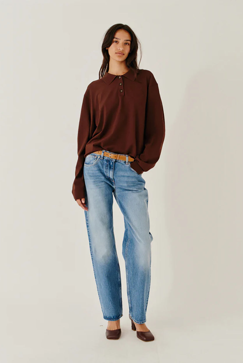 Luźny, dzianinowy longsleeve Madison Polo Espresso w głębokim, ciepłym, brązowym odcieniu z obniżoną linią ramion i klasycznym kołnierzykiem z zapięciem na trzy guziki. Rękawy i dół zakończone są klasycznymi ściągaczami. Ma gładki, drobny splot dzianinowy. Wykonany z tkaniny z wiskozą. Zestaw go z ulubionymi jeansami, aby uzyskać klasyczną, modną stylizację.
-Głęboki, ciepły odcień brązu
-Kołnierzyk z guziczkami
-Tkanina z wiskozą
-Fason OVERSIZE - jeśli chcesz uzyskać efekt jak na modelce - zamów