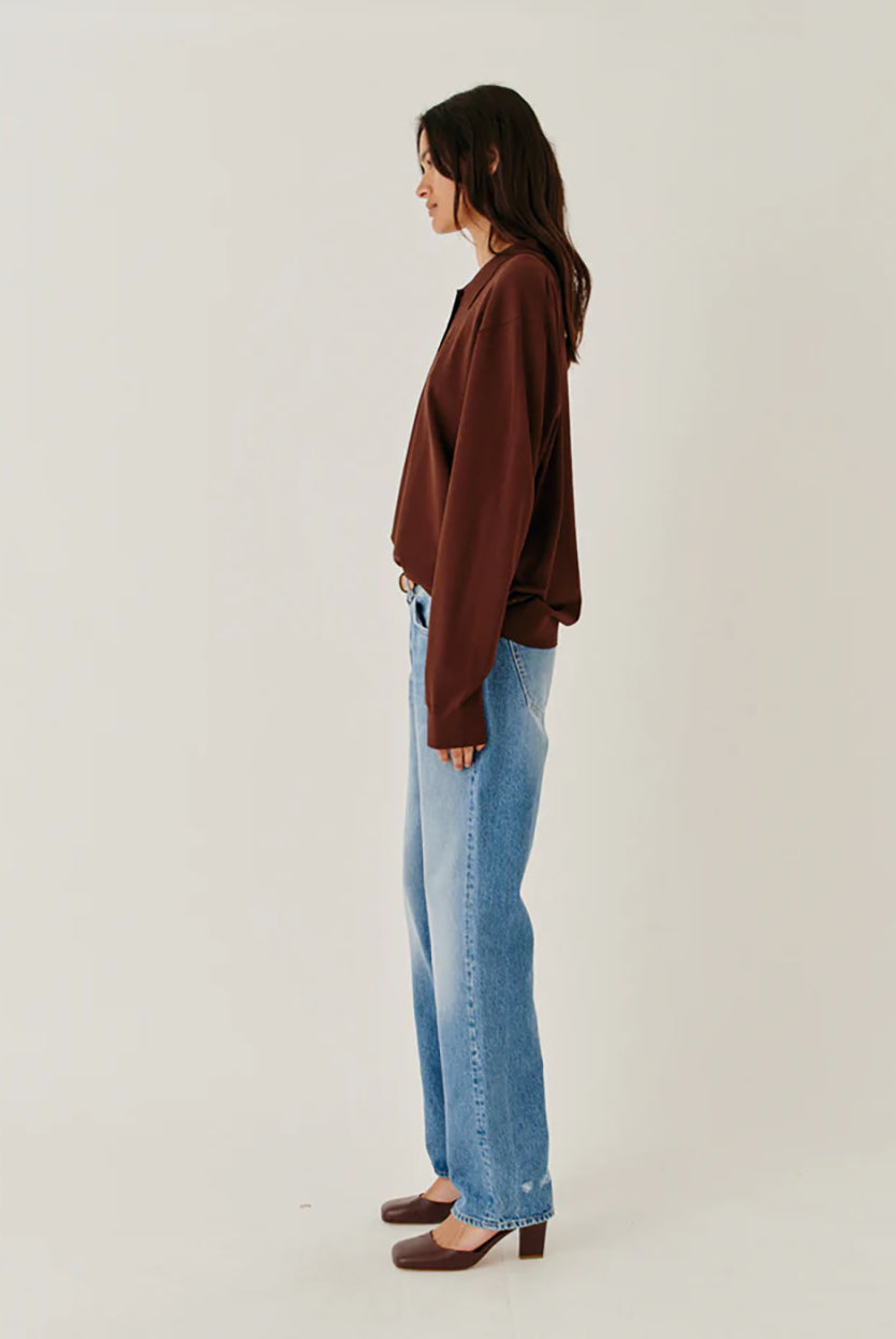 Luźny, dzianinowy longsleeve Madison Polo Espresso w głębokim, ciepłym, brązowym odcieniu z obniżoną linią ramion i klasycznym kołnierzykiem z zapięciem na trzy guziki. Rękawy i dół zakończone są klasycznymi ściągaczami. Ma gładki, drobny splot dzianinowy. Wykonany z tkaniny z wiskozą. Zestaw go z ulubionymi jeansami, aby uzyskać klasyczną, modną stylizację.
-Głęboki, ciepły odcień brązu
-Kołnierzyk z guziczkami
-Tkanina z wiskozą
-Fason OVERSIZE - jeśli chcesz uzyskać efekt jak na modelce - zamów