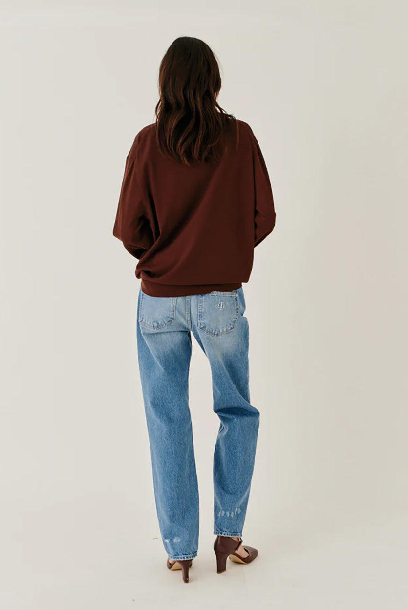 Luźny, dzianinowy longsleeve Madison Polo Espresso w głębokim, ciepłym, brązowym odcieniu z obniżoną linią ramion i klasycznym kołnierzykiem z zapięciem na trzy guziki. Rękawy i dół zakończone są klasycznymi ściągaczami. Ma gładki, drobny splot dzianinowy. Wykonany z tkaniny z wiskozą. Zestaw go z ulubionymi jeansami, aby uzyskać klasyczną, modną stylizację.
-Głęboki, ciepły odcień brązu
-Kołnierzyk z guziczkami
-Tkanina z wiskozą
-Fason OVERSIZE - jeśli chcesz uzyskać efekt jak na modelce - zamów