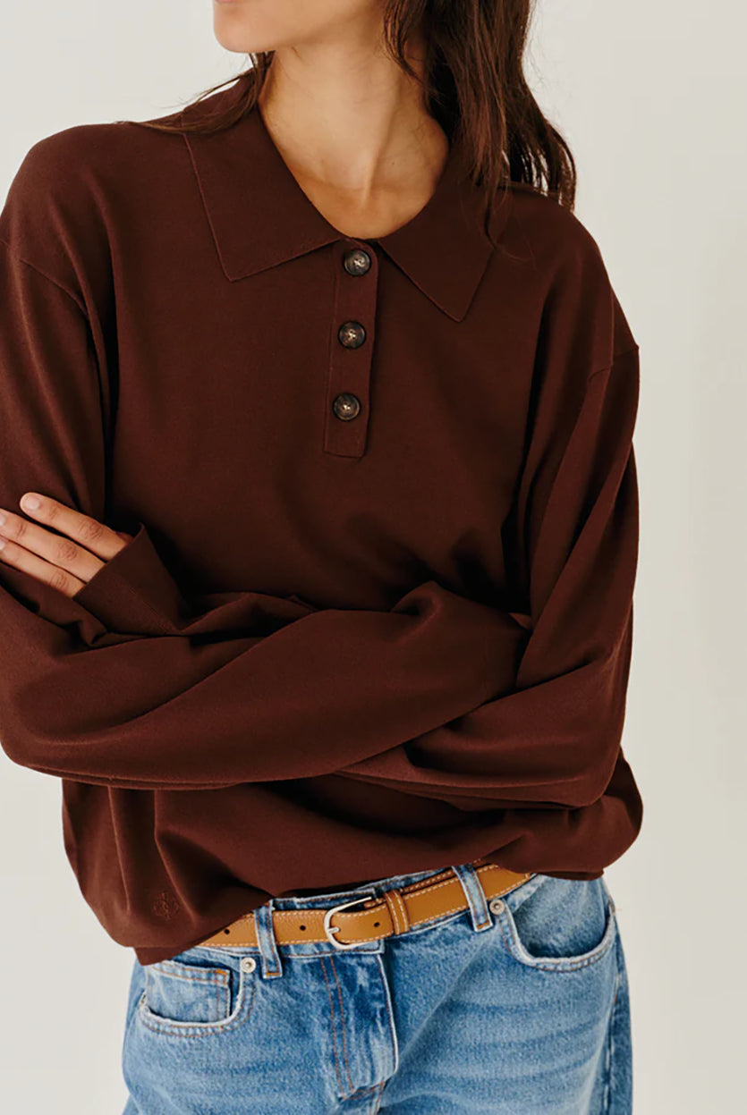 Luźny, dzianinowy longsleeve Madison Polo Espresso w głębokim, ciepłym, brązowym odcieniu z obniżoną linią ramion i klasycznym kołnierzykiem z zapięciem na trzy guziki. Rękawy i dół zakończone są klasycznymi ściągaczami. Ma gładki, drobny splot dzianinowy. Wykonany z tkaniny z wiskozą. Zestaw go z ulubionymi jeansami, aby uzyskać klasyczną, modną stylizację.
-Głęboki, ciepły odcień brązu
-Kołnierzyk z guziczkami
-Tkanina z wiskozą
-Fason OVERSIZE - jeśli chcesz uzyskać efekt jak na modelce - zamów