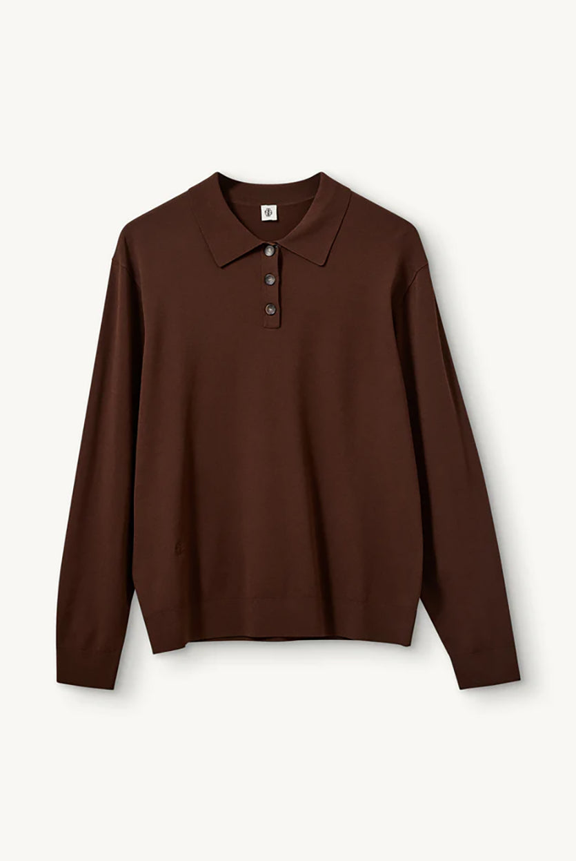 Luźny, dzianinowy longsleeve Madison Polo Espresso w głębokim, ciepłym, brązowym odcieniu z obniżoną linią ramion i klasycznym kołnierzykiem z zapięciem na trzy guziki. Rękawy i dół zakończone są klasycznymi ściągaczami. Ma gładki, drobny splot dzianinowy. Wykonany z tkaniny z wiskozą. Zestaw go z ulubionymi jeansami, aby uzyskać klasyczną, modną stylizację.
-Głęboki, ciepły odcień brązu
-Kołnierzyk z guziczkami
-Tkanina z wiskozą
-Fason OVERSIZE - jeśli chcesz uzyskać efekt jak na modelce - zamów