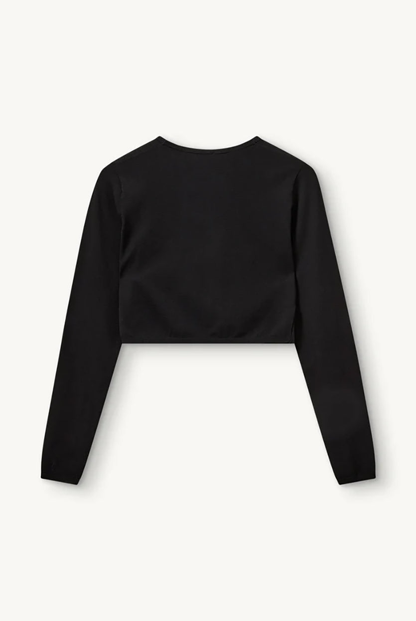 Czarny, dopasowany top Madison Black marki The Garment o minimalistycznym, wyrazistym kroju. Ma okrągły, zabudowany dekolt i długie rękawy. U dołu materiał jest zebrany i związany w supeł, co tworzy delikatne marszczenie i skróconą długość odsłaniającą brzuch. Wykonany z miękkiej, przylegającej do ciała tkaniny.
-Dopasowany krój
-Skrócona długość
-Zamów top w swoim standardowym rozmiarze