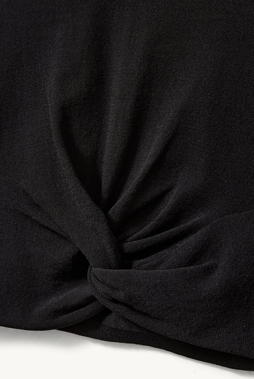 Czarny, dopasowany top Madison Black marki The Garment o minimalistycznym, wyrazistym kroju. Ma okrągły, zabudowany dekolt i długie rękawy. U dołu materiał jest zebrany i związany w supeł, co tworzy delikatne marszczenie i skróconą długość odsłaniającą brzuch. Wykonany z miękkiej, przylegającej do ciała tkaniny.
-Dopasowany krój
-Skrócona długość
-Zamów top w swoim standardowym rozmiarze