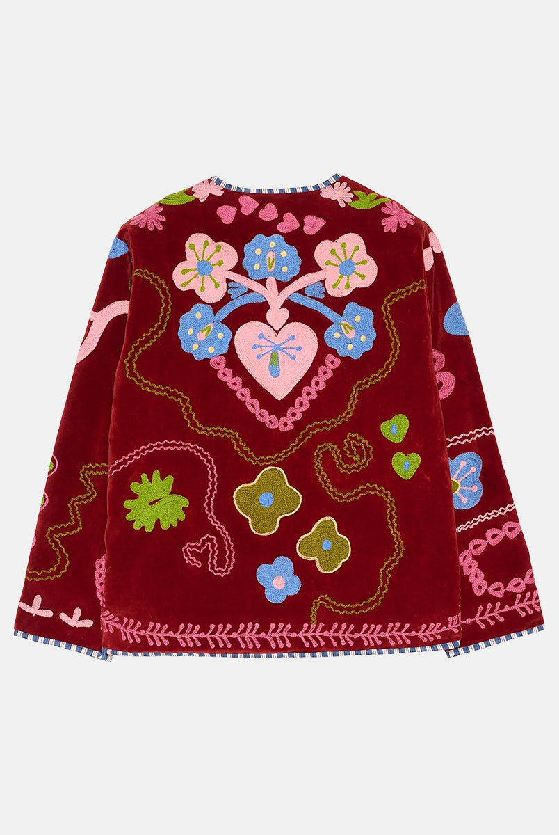 Cienka, krótka kurtka Maggie Velvet Burgundy SISSEL EDELBO z trójkątnym dekoltem i szerokimi rękawami. Dekorowana pięknymi, ręcznie wykonanymi haftami suzani z motywem serc i kwiatów. Zapinana na guziki. Z przodu posiada dwie, duże kieszenie. Kurtka ma bawełnianą podszewkę. Wykonana z miękkiego weluru.
-Luźny fason
-Piękne hafty Suzani
-Miękki welur i bawełniana podszewka