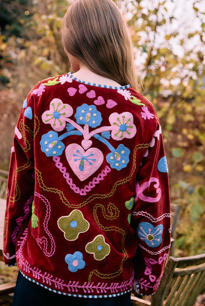 Cienka, krótka kurtka Maggie Velvet Burgundy SISSEL EDELBO z trójkątnym dekoltem i szerokimi rękawami. Dekorowana pięknymi, ręcznie wykonanymi haftami suzani z motywem serc i kwiatów. Zapinana na guziki. Z przodu posiada dwie, duże kieszenie. Kurtka ma bawełnianą podszewkę. Wykonana z miękkiego weluru.
-Luźny fason
-Piękne hafty Suzani
-Miękki welur i bawełniana podszewka