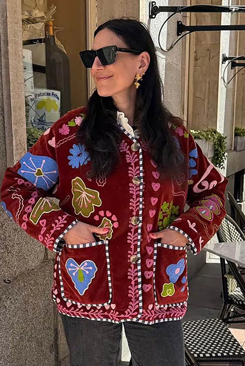 Cienka, krótka kurtka Maggie Velvet Burgundy SISSEL EDELBO z trójkątnym dekoltem i szerokimi rękawami. Dekorowana pięknymi, ręcznie wykonanymi haftami suzani z motywem serc i kwiatów. Zapinana na guziki. Z przodu posiada dwie, duże kieszenie. Kurtka ma bawełnianą podszewkę. Wykonana z miękkiego weluru.
-Luźny fason
-Piękne hafty Suzani
-Miękki welur i bawełniana podszewka