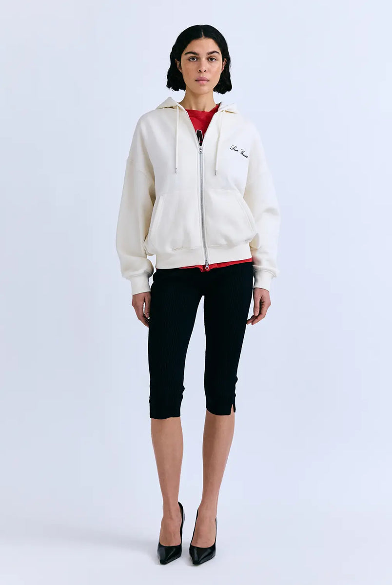 Luźna bluza z kapturem Maple Love Stories White w białym kolorze zapinana z przodu za pomocą zamka błyskawicznego. Posiada niewielkie logo marki na lewej piersi. Wykończona ściągaczami.
-Luźny, oversizowy krój
-Zamów w standardowym rozmiarze 