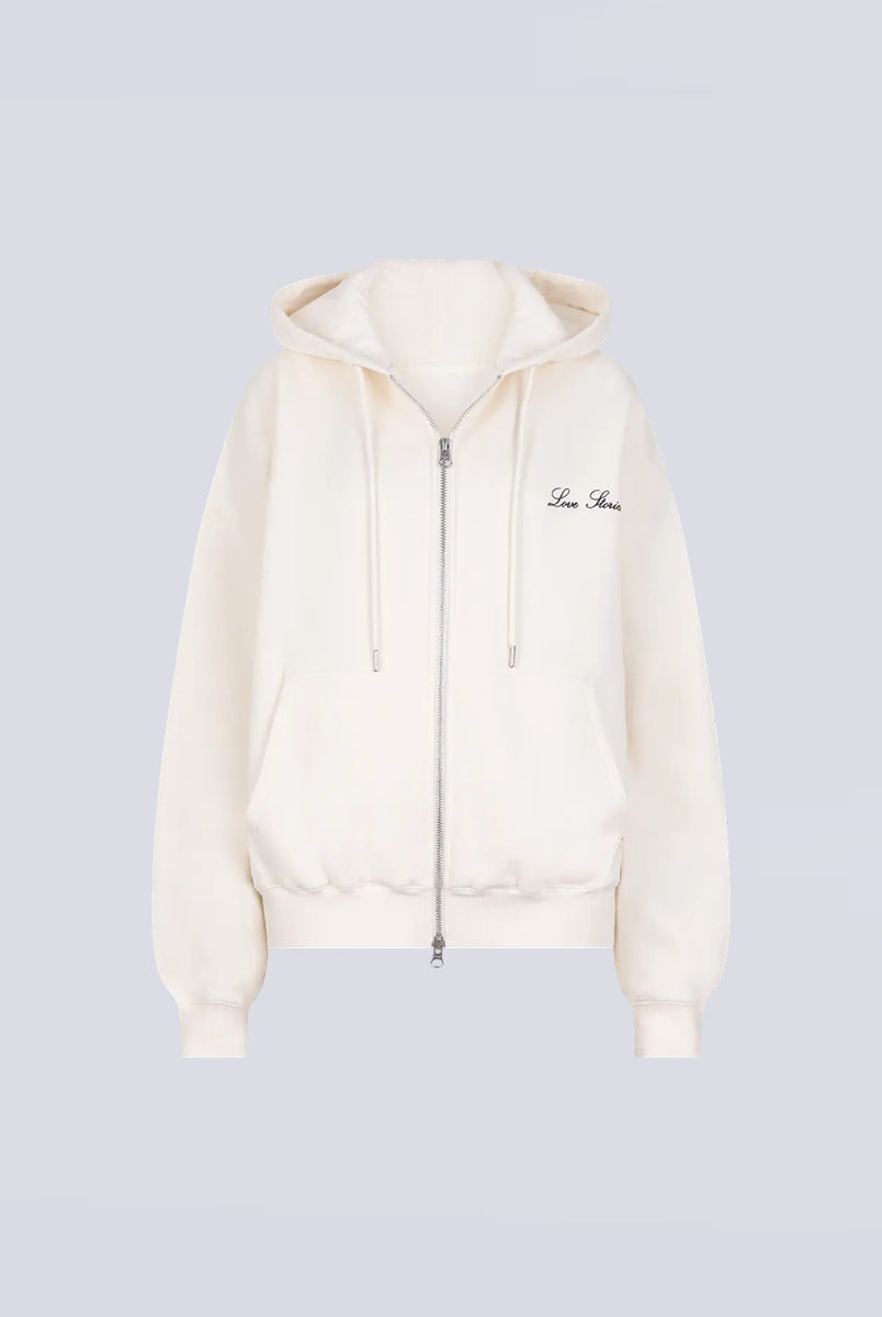 Luźna bluza z kapturem Maple Love Stories White w białym kolorze zapinana z przodu za pomocą zamka błyskawicznego. Posiada niewielkie logo marki na lewej piersi. Wykończona ściągaczami.
-Luźny, oversizowy krój
-Zamów w standardowym rozmiarze 