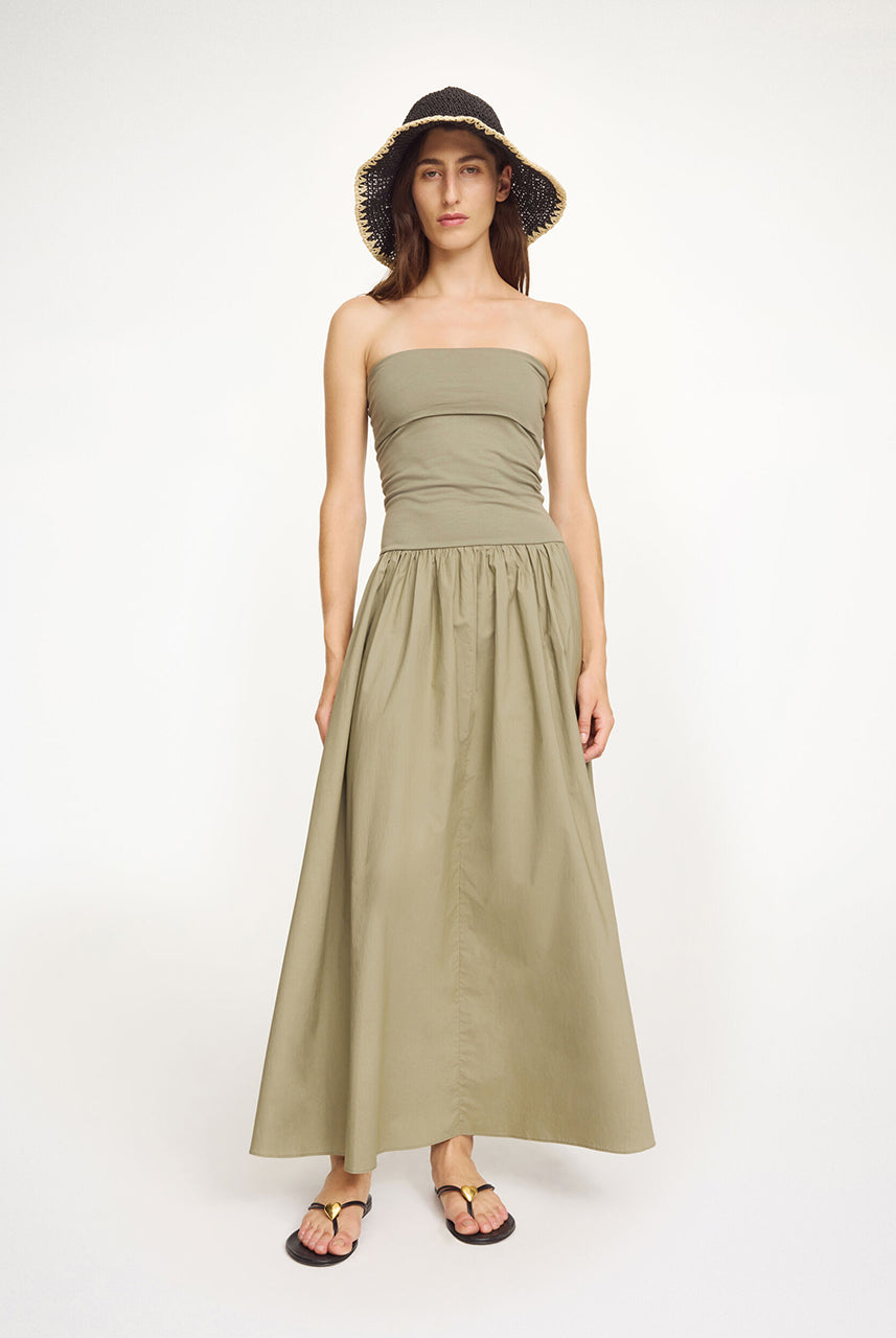 Minimalistyczna sukienka Marc Deep Lichen Green By Malene Birger z górną, dopasowaną, marszczoną cześcią bez ramiączek. Od linii bioder materiał przechodzi w luźną, obszerną spódnicę o długości maxi. Całość tworzy kształt litery A. Wykonana z bawełny organicznej. To idealna propozycja na wiosenno-letnie dni.
-Długość maxi
-Bawełna organiczna
-Zamów sukienkę w swoim standardowym rozmiarze 