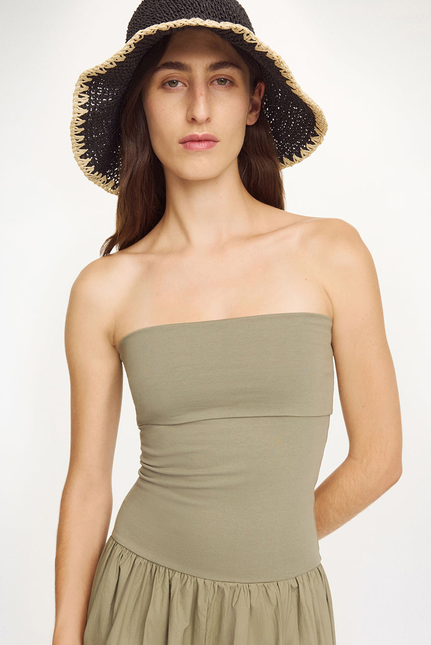 Minimalistyczna sukienka Marc Deep Lichen Green By Malene Birger z górną, dopasowaną, marszczoną cześcią bez ramiączek. Od linii bioder materiał przechodzi w luźną, obszerną spódnicę o długości maxi. Całość tworzy kształt litery A. Wykonana z bawełny organicznej. To idealna propozycja na wiosenno-letnie dni.
-Długość maxi
-Bawełna organiczna
-Zamów sukienkę w swoim standardowym rozmiarze 