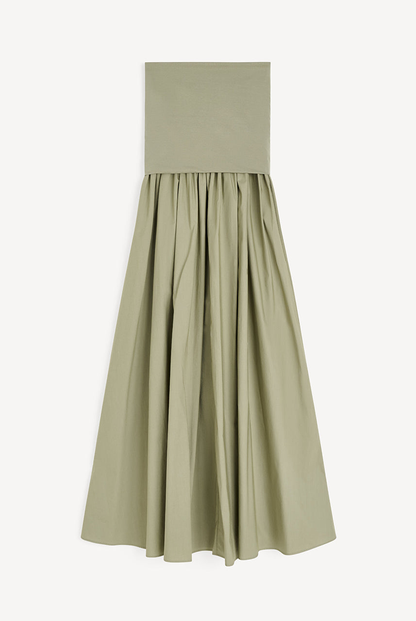 Minimalistyczna sukienka Marc Deep Lichen Green By Malene Birger z górną, dopasowaną, marszczoną cześcią bez ramiączek. Od linii bioder materiał przechodzi w luźną, obszerną spódnicę o długości maxi. Całość tworzy kształt litery A. Wykonana z bawełny organicznej. To idealna propozycja na wiosenno-letnie dni.
-Długość maxi
-Bawełna organiczna
-Zamów sukienkę w swoim standardowym rozmiarze 