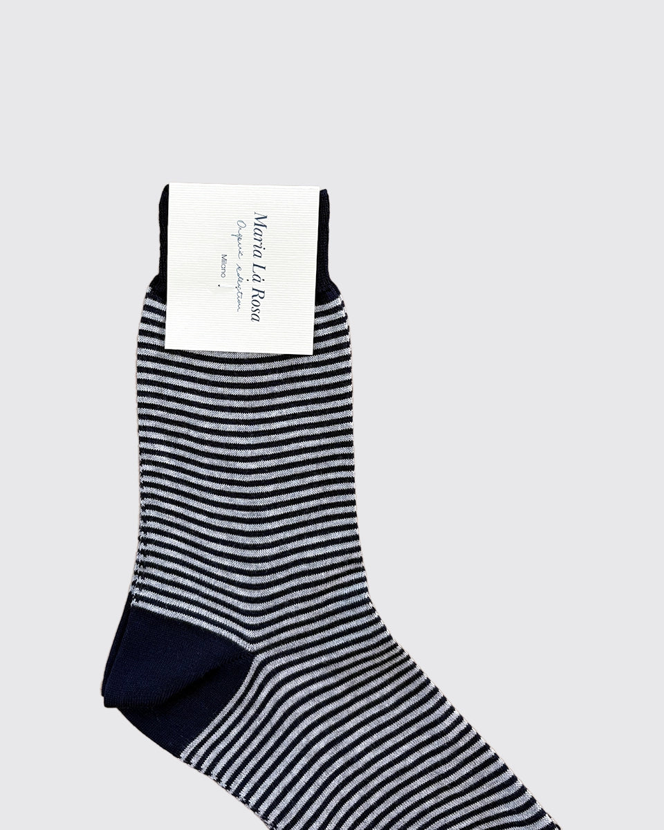 Klasyczne skarpetki Light Blue MARIA LA ROSA w cienkie granatowo-szare paski. Posiadają ściągacz. Idealne do mokasynów. Wykonane z cienkiej i bardzo miękkiej w dotyku bawełny organicznej. Wykonane we Włoszech.