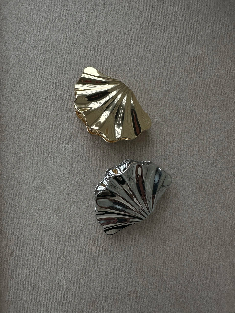 Spinka do włosów Marina Silver Pico Copenhagen w kształcie muszli z eleganckim metalicznym wykończeniem.
Bez niklu.
Akcesoria do włosów nie podlegają zwrotowi ani wymianie ze względów higienicznych.