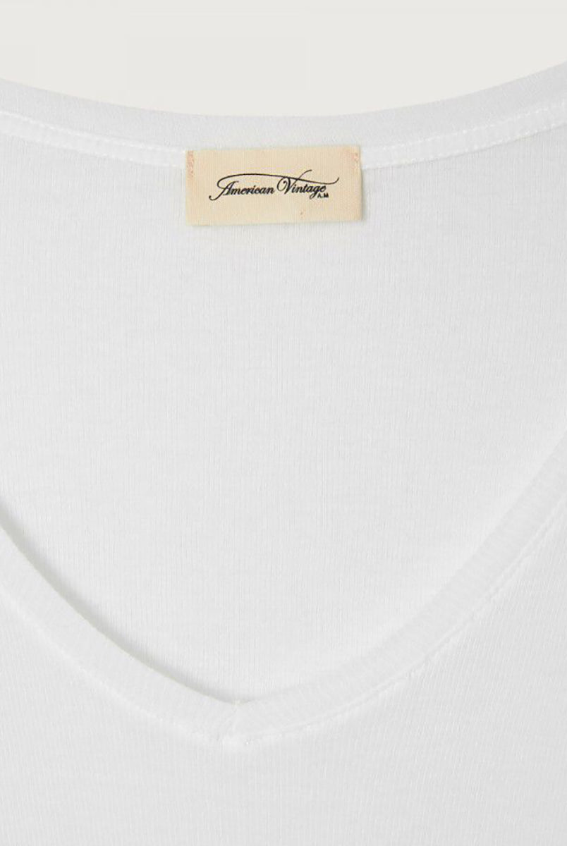 Cienki longsleeve MAS02 American Vintage z dekoltem w serek. Posiada przylegający do ciała fason i wąskie, długie rękawy. Wykonany z miękkiej i cienkiej bawełny z delikatnie prążkowaną fakturą. Idealny do spodni z wysokim stanem. Świetnie sprawdzi się w minimalistycznych i warstwowych stylizacjach.
-Przylegający fason
-Zamów bluzkę w swoim standardowym rozmiarze
