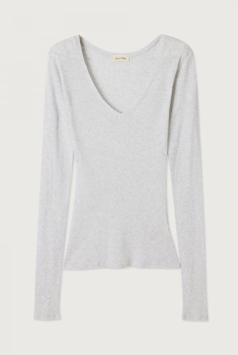 Cienki longsleeve MAS02 American Vintage z dekoltem w serek. Posiada przylegający do ciała fason i wąskie, długie rękawy. Wykonany z miękkiej i cienkiej bawełny z delikatnie prążkowaną fakturą. Idealny do spodni z wysokim stanem. Świetnie sprawdzi się w minimalistycznych i warstwowych stylizacjach.
-Przylegający fason
-Zamów bluzkę w swoim standardowym rozmiarze