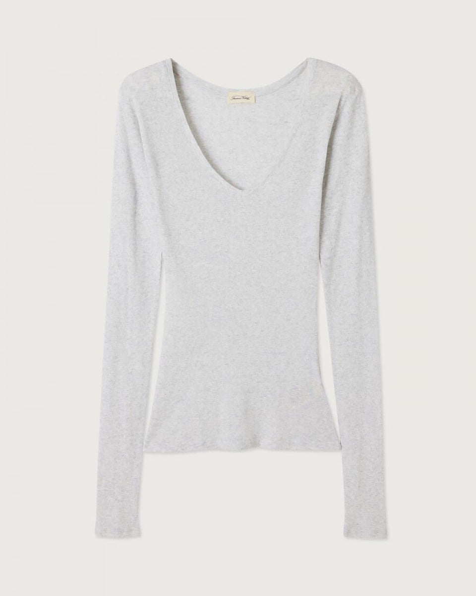 Cienki longsleeve MAS02 American Vintage z dekoltem w serek. Posiada przylegający do ciała fason i wąskie, długie rękawy. Wykonany z miękkiej i cienkiej bawełny z delikatnie prążkowaną fakturą. Idealny do spodni z wysokim stanem. Świetnie sprawdzi się w minimalistycznych i warstwowych stylizacjach.
-Przylegający fason
-Zamów bluzkę w swoim standardowym rozmiarze