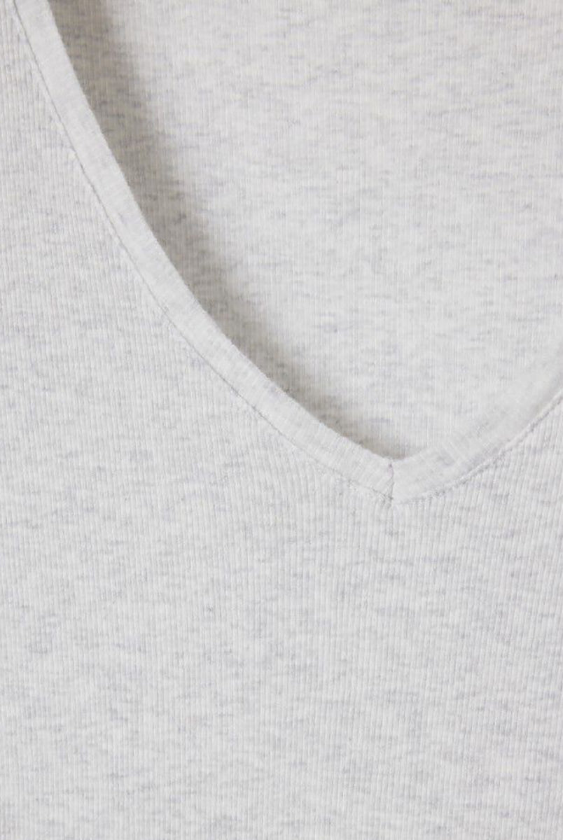 Cienki longsleeve MAS02 American Vintage z dekoltem w serek. Posiada przylegający do ciała fason i wąskie, długie rękawy. Wykonany z miękkiej i cienkiej bawełny z delikatnie prążkowaną fakturą. Idealny do spodni z wysokim stanem. Świetnie sprawdzi się w minimalistycznych i warstwowych stylizacjach.
-Przylegający fason
-Zamów bluzkę w swoim standardowym rozmiarze