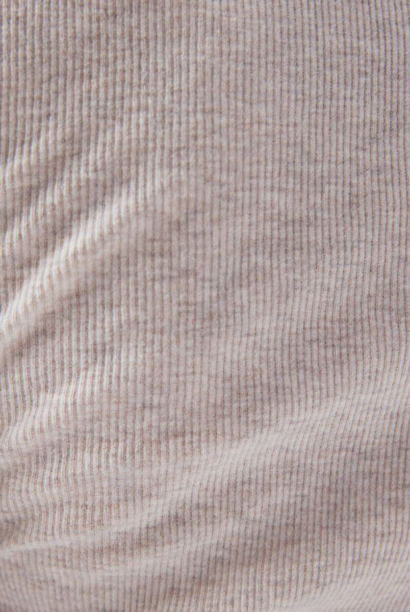 Cienki longsleeve MAS02 American Vintage z dekoltem w serek. Posiada przylegający do ciała fason i wąskie, długie rękawy. Wykonany z miękkiej i cienkiej bawełny z delikatnie prążkowaną fakturą. Idealny do spodni z wysokim stanem. Świetnie sprawdzi się w minimalistycznych i warstwowych stylizacjach.
-Przylegający fason
-Zamów bluzkę w swoim standardowym rozmiarze