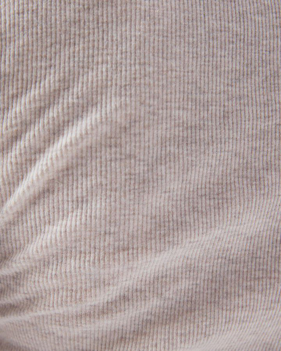 Cienki longsleeve MAS02 American Vintage z dekoltem w serek. Posiada przylegający do ciała fason i wąskie, długie rękawy. Wykonany z miękkiej i cienkiej bawełny z delikatnie prążkowaną fakturą. Idealny do spodni z wysokim stanem. Świetnie sprawdzi się w minimalistycznych i warstwowych stylizacjach.
-Przylegający fason
-Zamów bluzkę w swoim standardowym rozmiarze