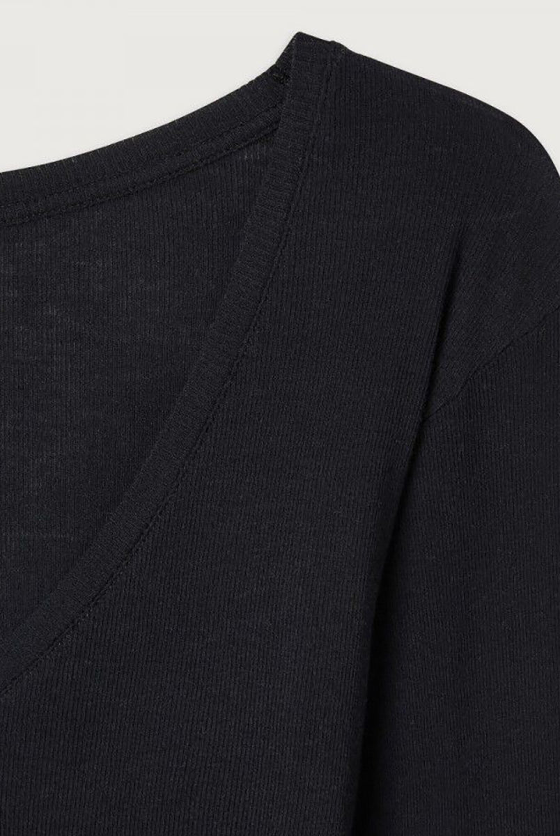 Cienki longsleeve MAS02 American Vintage z dekoltem w serek. Posiada przylegający do ciała fason i wąskie, długie rękawy. Wykonany z miękkiej i cienkiej bawełny z delikatnie prążkowaną fakturą. Idealny do spodni z wysokim stanem. Świetnie sprawdzi się w minimalistycznych i warstwowych stylizacjach.
-Przylegający fason
-Zamów bluzkę w swoim standardowym rozmiarze