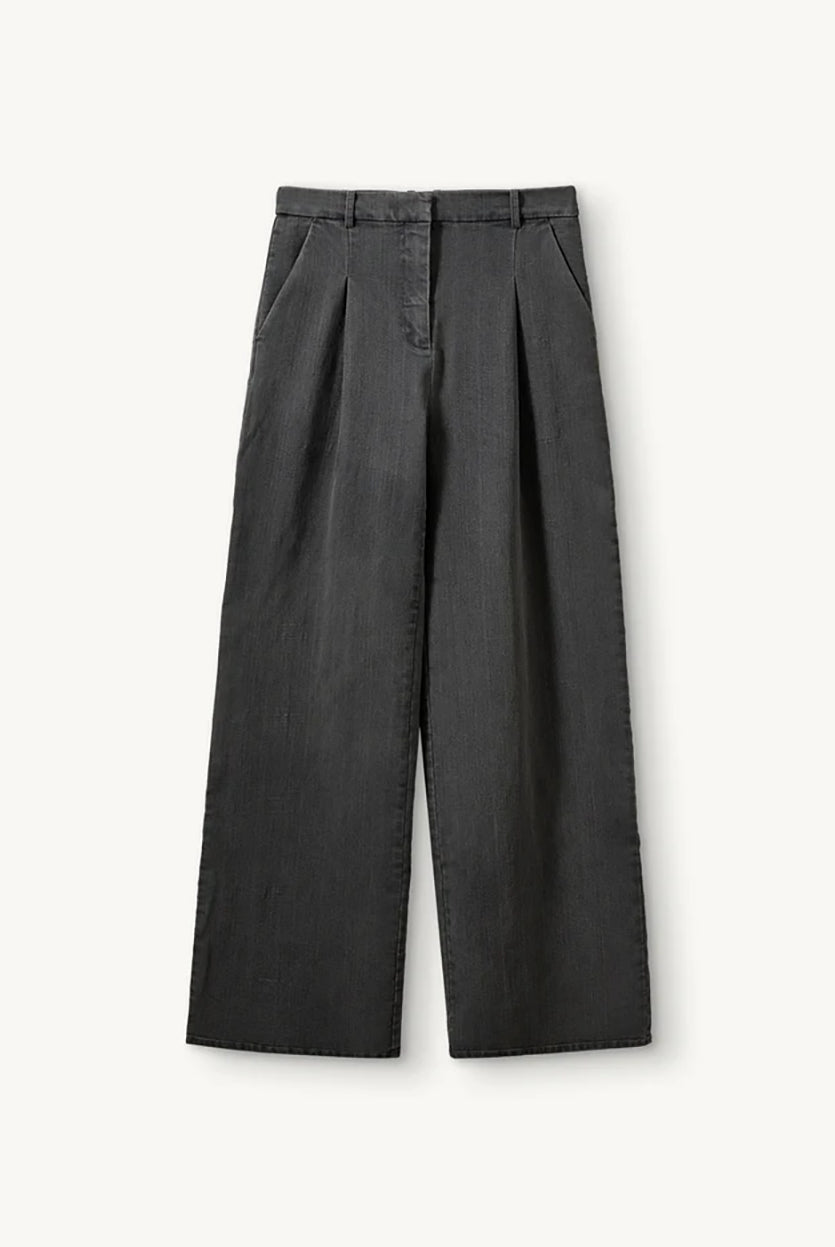 Luźne, proste spodnie Merci Anagram Dark Grey w kolorze ciemnego grafitu z efektem sprania. Mają wysoki stan i szerokie nogawki typu wide leg. Z przodu, poniżej paska znajdują się eleganckie zaszewki. Zapinane na klasyczny zamek błyskawiczny i guzik. Spodnie posiadają kieszenie boczne, kieszeń z tyłu zapinaną na guzik oraz szlufki, umożliwiające dodanie paska. Wykonane z tkaniny z bawełną organiczną. Zestaw je z oversizową koszulą lub dopasowanym topem.
-Wysoki stan
-Szerokie nogawki
-Eleganckie zaszewki