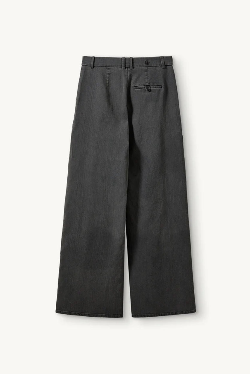 Luźne, proste spodnie Merci Anagram Dark Grey w kolorze ciemnego grafitu z efektem sprania. Mają wysoki stan i szerokie nogawki typu wide leg. Z przodu, poniżej paska znajdują się eleganckie zaszewki. Zapinane na klasyczny zamek błyskawiczny i guzik. Spodnie posiadają kieszenie boczne, kieszeń z tyłu zapinaną na guzik oraz szlufki, umożliwiające dodanie paska. Wykonane z tkaniny z bawełną organiczną. Zestaw je z oversizową koszulą lub dopasowanym topem.
-Wysoki stan
-Szerokie nogawki
-Eleganckie zaszewki