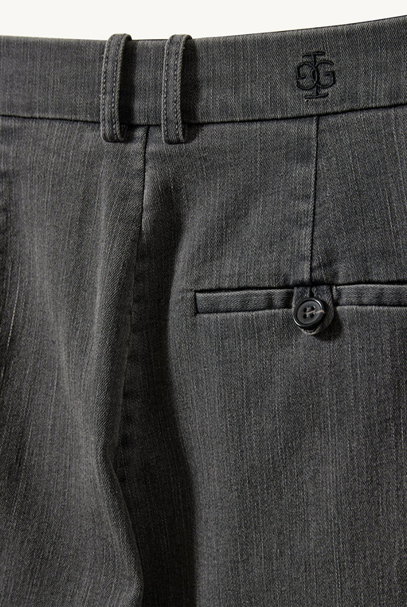 Luźne, proste spodnie Merci Anagram Dark Grey w kolorze ciemnego grafitu z efektem sprania. Mają wysoki stan i szerokie nogawki typu wide leg. Z przodu, poniżej paska znajdują się eleganckie zaszewki. Zapinane na klasyczny zamek błyskawiczny i guzik. Spodnie posiadają kieszenie boczne, kieszeń z tyłu zapinaną na guzik oraz szlufki, umożliwiające dodanie paska. Wykonane z tkaniny z bawełną organiczną. Zestaw je z oversizową koszulą lub dopasowanym topem.
-Wysoki stan
-Szerokie nogawki
-Eleganckie zaszewki