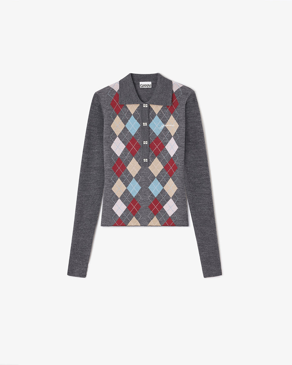 Cienki sweter polo 2601 GANNI z kołnierzykiem. Ma wzór w romby. Zapinany przy dekolcie za pomocą srebrnych, ozdobnych guzików w kształcie logo marki. Sweter ma prosty krój i przylegający do ciała fason oraz długie, wąskie rękawy. Wykonany z miękkiej, ekskluzywnej dzianiny z wełny merynosa. 