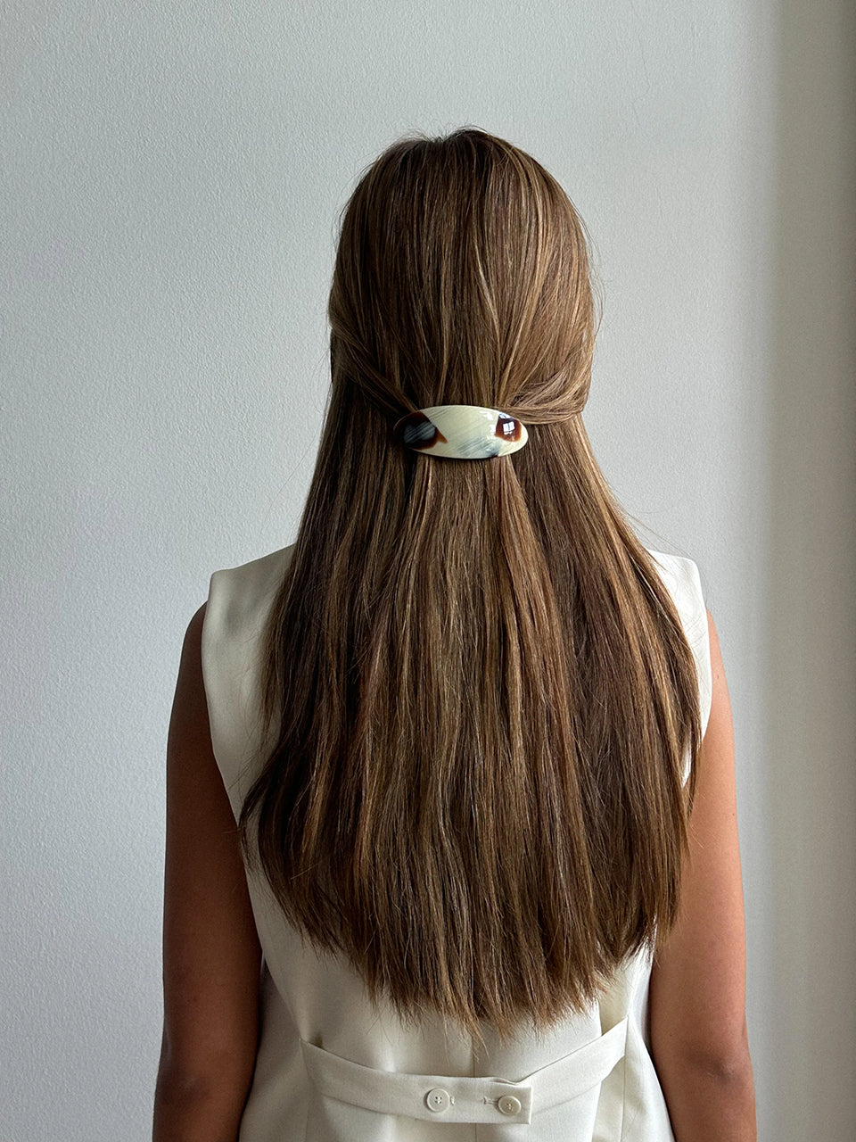 Urocza, owalna spinka Mie Barette Sea Pico Copenhagen jest niezbędnym dodatkiem do szybkiej i eleganckiej stylizacji włosów. Dzięki minimalistycznej i delikatnej estetyce doda elegancji każdej stylizacji.
Bez niklu.
Akcesoria do włosów nie podlegają zwrotowi ani wymianie ze względów higienicznych.