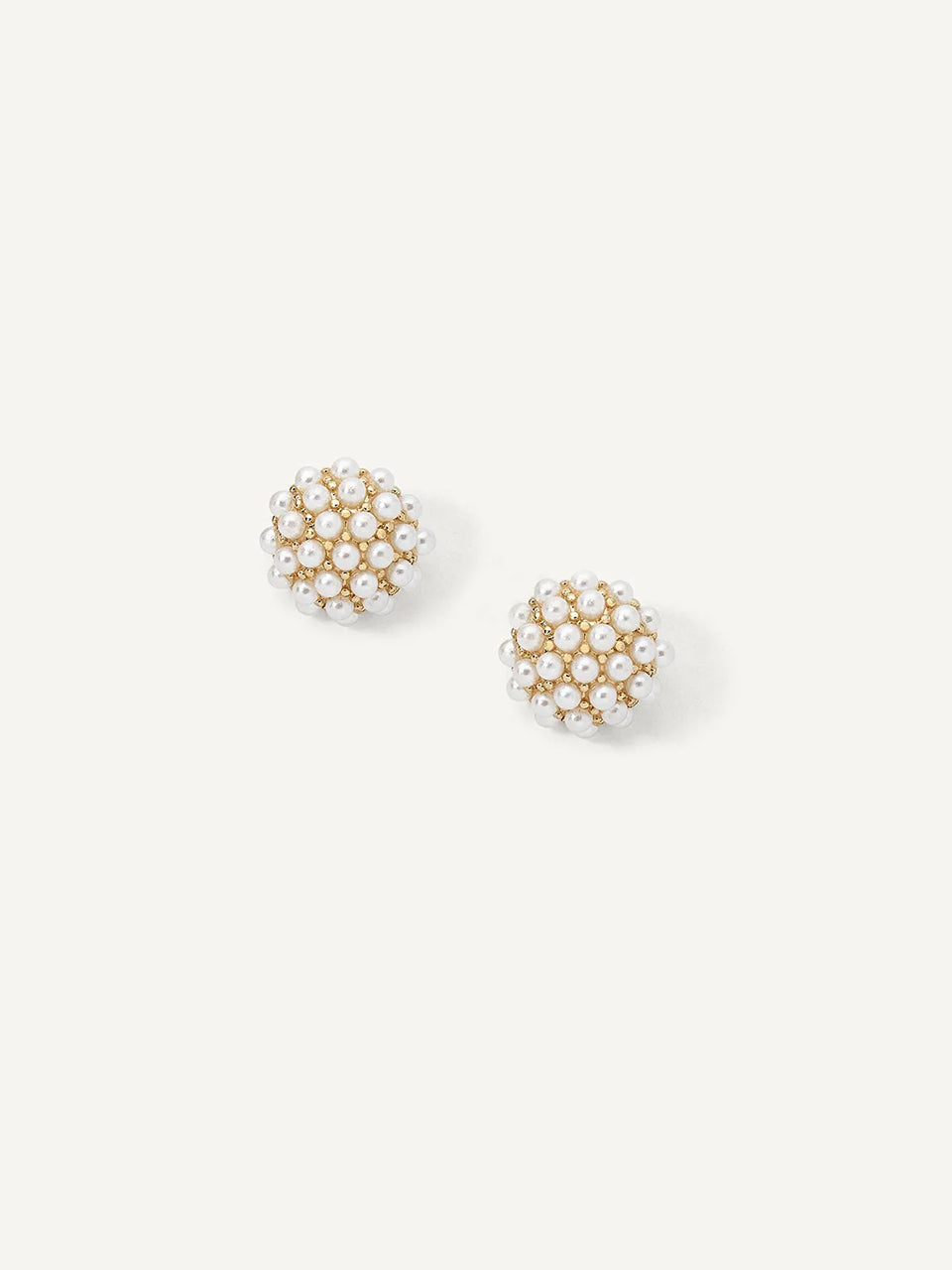 Eleganckie, wypukłe kolczyki Mini Pearl Pave Studs marki O&P gęsto i regularnie wysadzane drobnymi, lśniącymi perełkami w złotej oprawie. Zapinane na sztyft.
Hipoalergiczne. Bez niklu.
Kolczyki nie podlegają zwrotowi ani wymianie ze względów higienicznych.