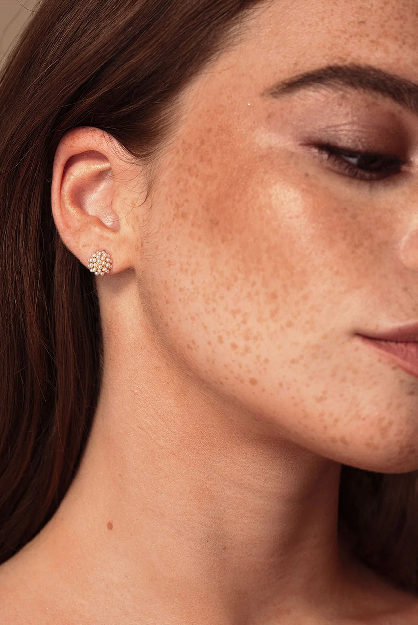 Eleganckie, wypukłe kolczyki Mini Pearl Pave Studs marki O&P gęsto i regularnie wysadzane drobnymi, lśniącymi perełkami w złotej oprawie. Zapinane na sztyft.
Hipoalergiczne. Bez niklu.
Kolczyki nie podlegają zwrotowi ani wymianie ze względów higienicznych.