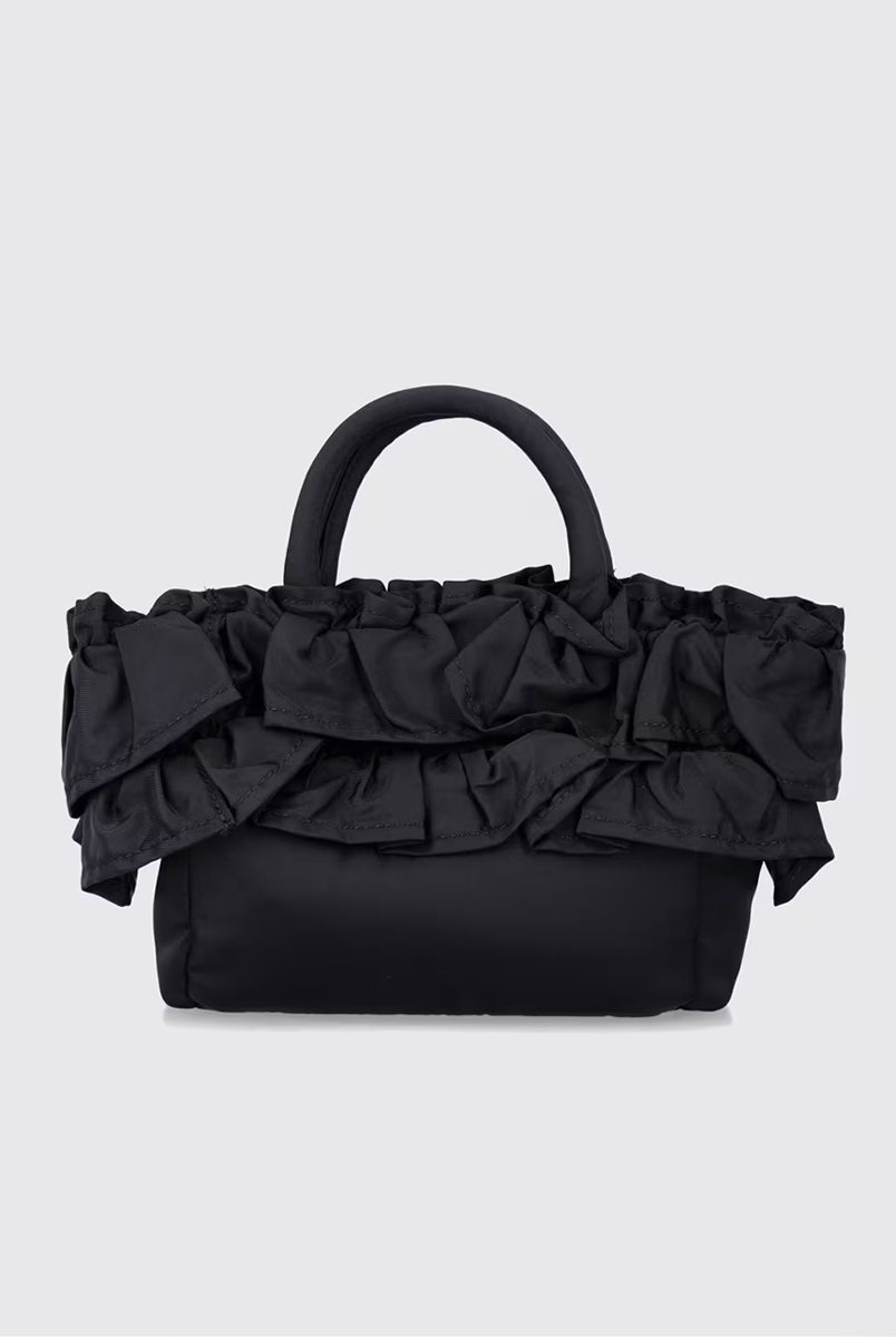 Torba typu tote 7187 Mini Shopper Black marki GANNI z uchwytami i paskiem na ramię. Posiada jedną dużą komorę z wewnętrzną kieszenią zapinaną na zamek. U dołu znajduje się niewielkie logo marki. Wyjątkowości dodaje zdobienie w postaci falbanek. Zaprojektowana, aby pomieścić najpotrzebniejsze drobiazgi.